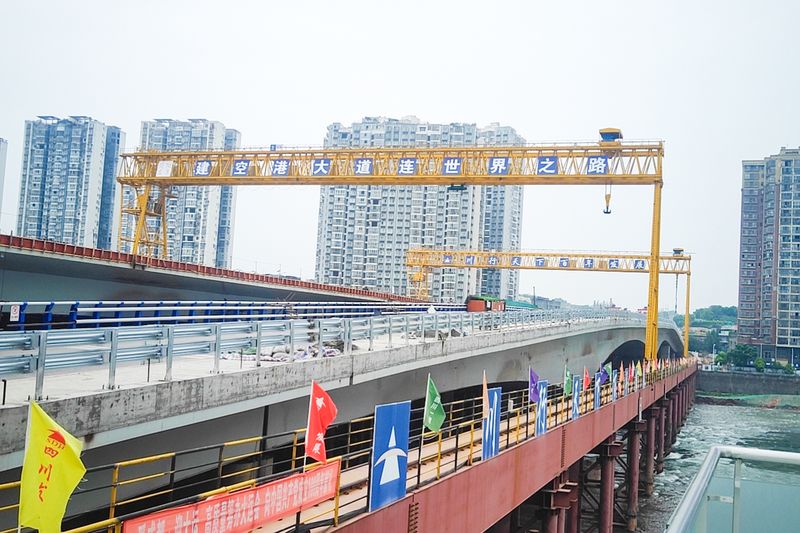 重磅！河南LEwin乐玩72米大跨度起重机助力简州大桥建设